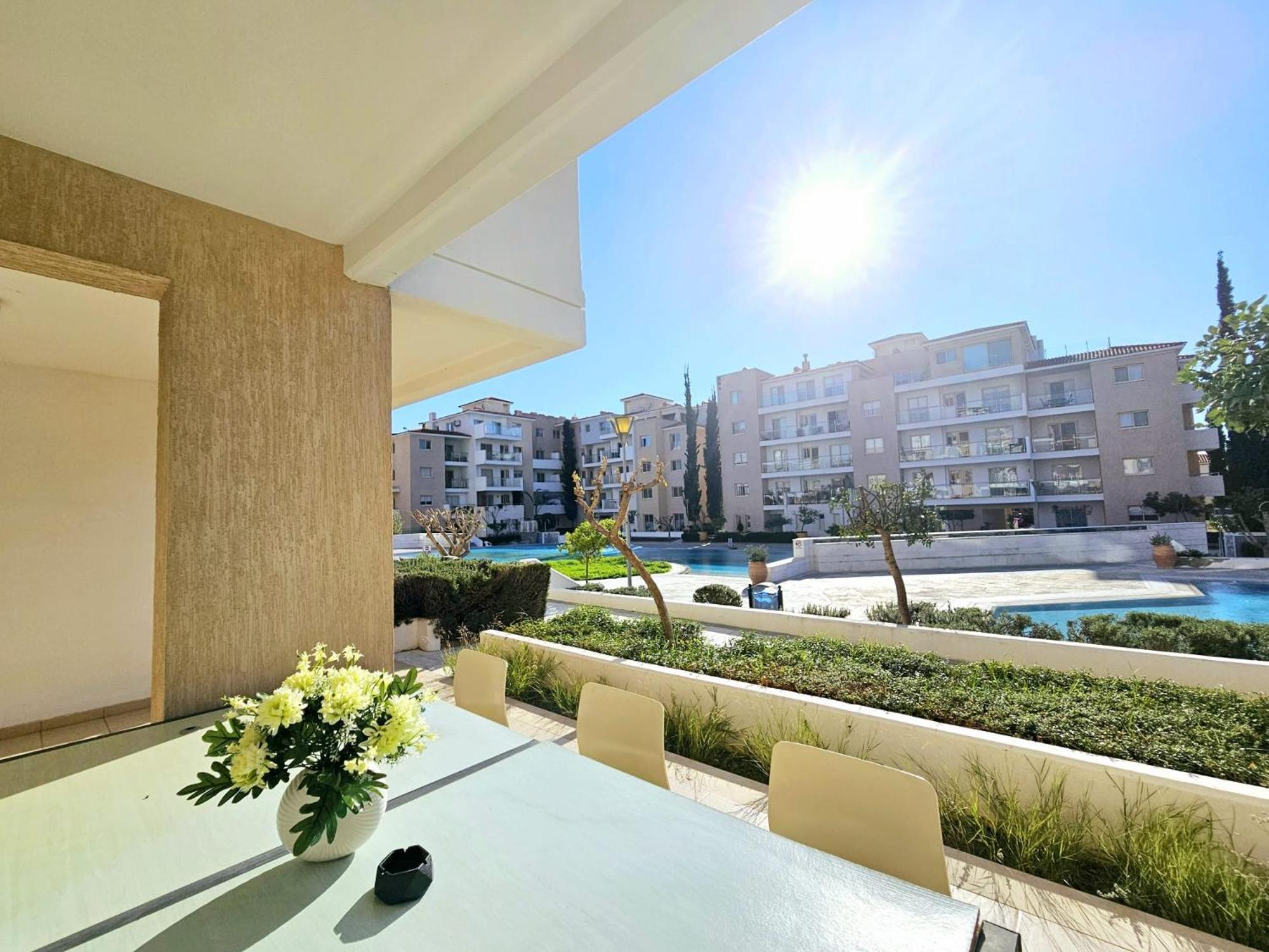 Elysia Park Apartments Paphos Extérieur photo